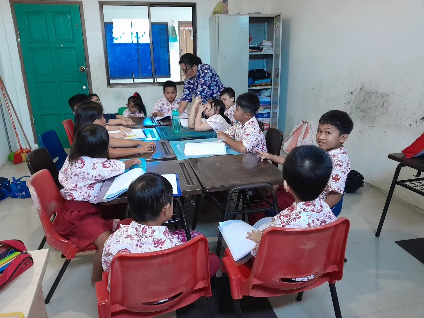 Siswa SD SLB Putrakami belajar bersama di meja kelompok